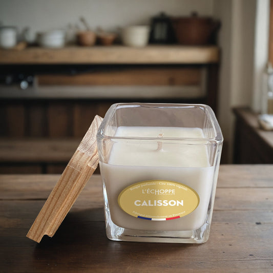 Bougie parfumée "Calisson" pot carré couvercle bois 190g