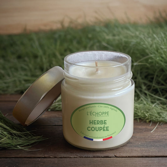 Bougie parfumée "Herbe Coupée" pot rond couvercle métal 180g